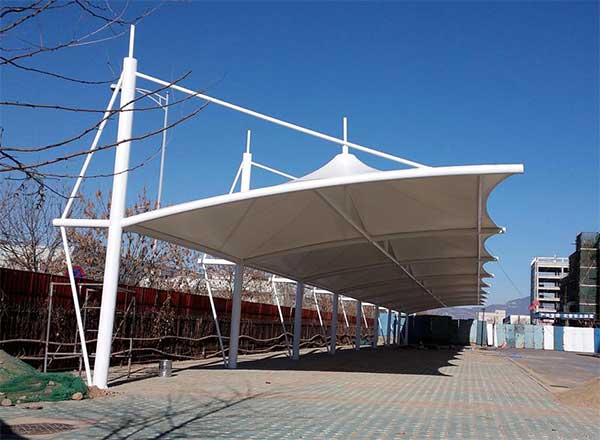 PTFE膜結(jié)構(gòu)車棚廠家選擇秘籍：生產(chǎn)資質(zhì)/案例數(shù)量/服務(wù)網(wǎng)絡(luò)