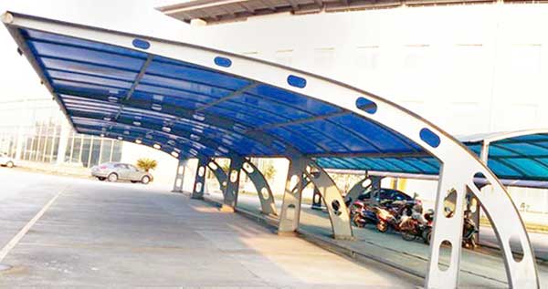 成都PTFE膜結(jié)構(gòu)停車(chē)棚：愛(ài)車(chē)之家，安全?？?></p>

<p>成都PTFE膜結(jié)構(gòu)停車(chē)棚廣泛應(yīng)用于各類(lèi)場(chǎng)所，無(wú)論是住宅小區(qū)、商業(yè)中心、辦公樓還是學(xué)校，都能看到它的身影。它不僅提供了安全的停車(chē)空間，還因其獨(dú)特的造型和多樣的顏色選擇，成為城市景觀的一部分，增添了一份現(xiàn)代與美感。</p>

<p>眾多品牌中，廣東中材的產(chǎn)品尤為突出。其價(jià)格優(yōu)惠，型號(hào)齊全，能滿足不同客戶(hù)的需求。更重要的是，廣東中材選用的都是國(guó)內(nèi)外知名膜材，品質(zhì)有保障，讓人放心。從設(shè)計(jì)到加工再到安裝，每一步都精益求精，更有完善的售后服務(wù)體系，讓客戶(hù)無(wú)后顧之憂。</p>

<p style="text-align:center"><img width="100%" src="../mypic/38e/8517b/403f00fd.jpg" / alt=